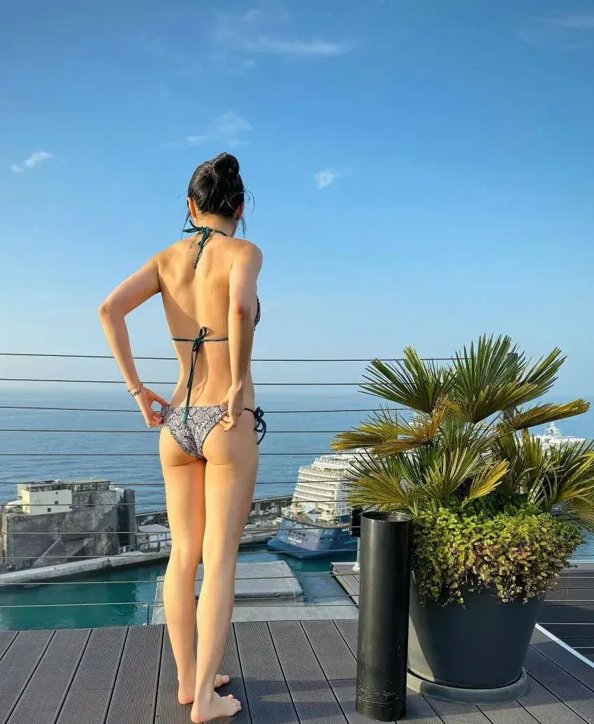 LeiALittleCloser11